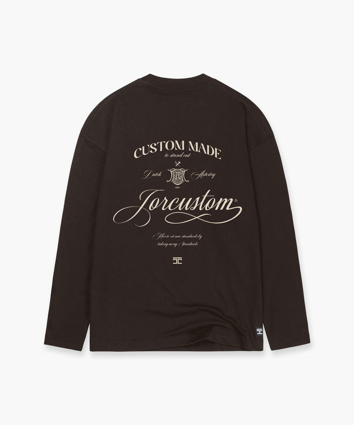 Jorcustom Jorcustom Longsleeve Handrscript SS26 Brown