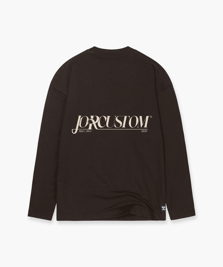Jorcustom Jorcustom Longsleeve Script SS26 Brown